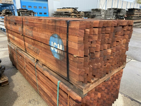 7x7cm Hardhout fijnbezaagd 300cm